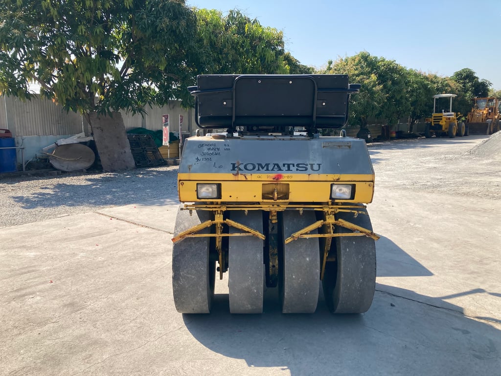 รถบดล้อหน้าเหล็กล้อหลังยาง KOMATSU  JV40CW-2  ขนาด 4 ตัน  รถเก่านอกนำเข้า  ติดต่อ Line  jiraroj2909