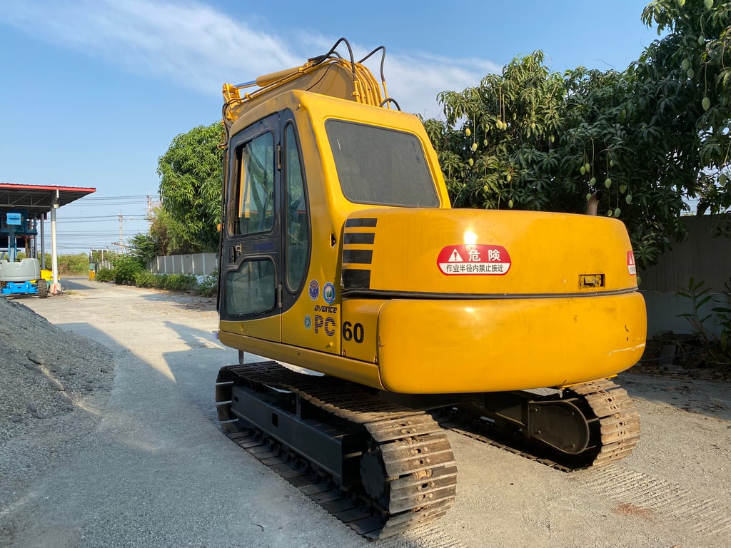 รถแบคโฮ KOMATSU PC60-7 ขนาด 6ตัน มีหัวกระแทกและบุ้งกี๋ ติดต่อ Line: jiraroj2909