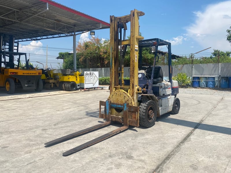 รถฟอร์คลิฟท์ KOMATSU  FD25-11 ยก 2.5 ตัน ยกสูง 4 เมตร งาหมุน    ติดต่อ Line jiraroj2909