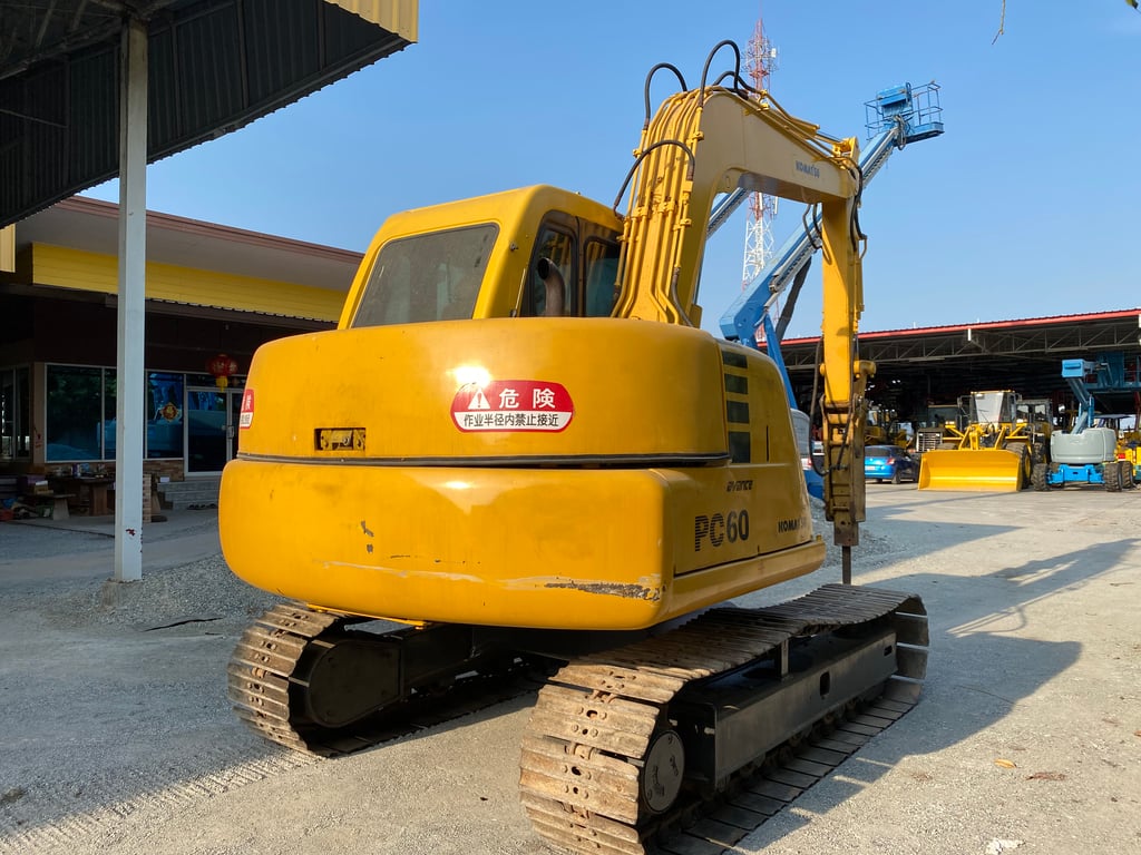 รถแบคโฮ KOMATSU PC60-7 ขนาด 6 ตัน มีหัวกระแทกและบุ้งกี๋ ติดต่อ Line  jiraroj2909