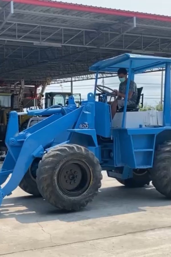 รถตักล้อยาง TCM 820 บุ้งกี๋ 0.7คิว แขนยกสูง 2.8 ม. เก่านอก ติดต่อ Line  jiraroj2909