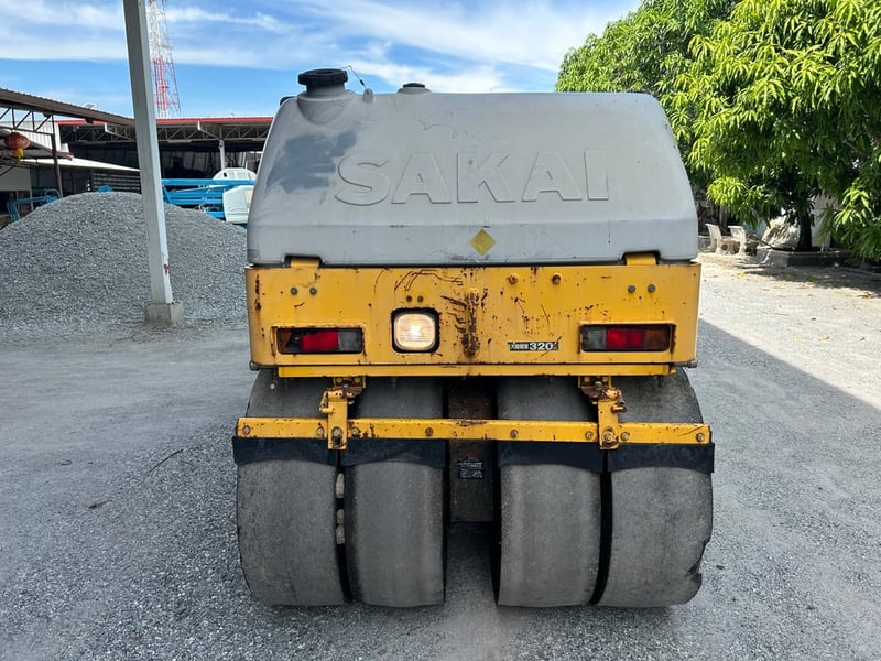 รถบดล้อหน้าเหล็กล้อหลังยาง SAKAI TW500W-1 หนัก 4 ตัน ติดต่อ Line jiraroj2909