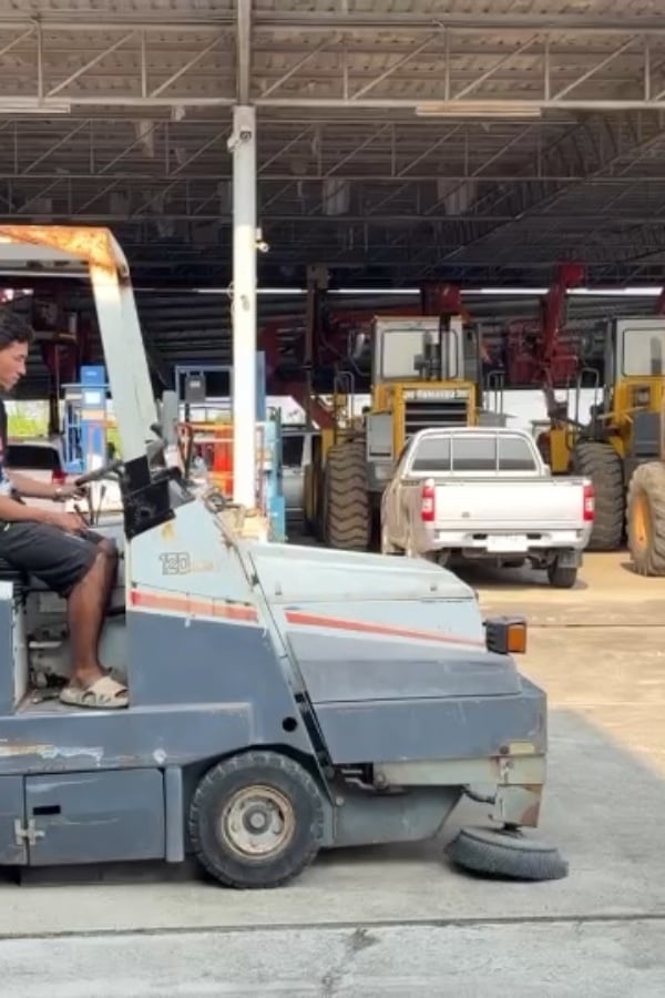 รถกวาดถนนดูดฝุ่น DULEVO 120DKE รถเก่านอกนำเข้า ติดต่อ Line jiraroj2909 รถกวาดถนนดูดฝุ่น DULEVO 120DKE รถเก่านอกนำเข้า ติดต่อ Line jiraroj2909