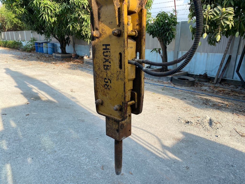 รถแบคโฮ KOMATSU PC60-7 ขนาด 6ตัน มีหัวกระแทกและบุ้งกี๋ ติดต่อ Line: jiraroj2909