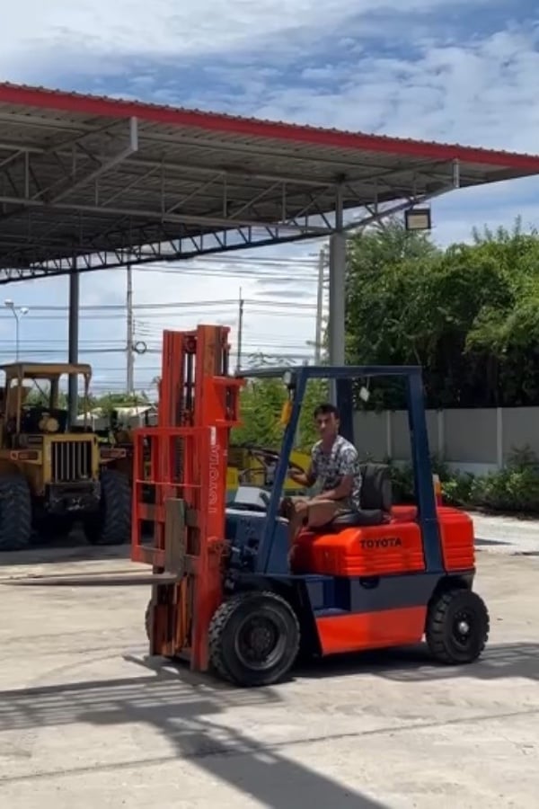 รถฟอร์คลิฟท์  TOYOTA 5FD25  ยก 2.5 ตัน ยกสูง 3เมตร รถเก่านอกนำเข้า ติดต่อ Line jiraroj2909
