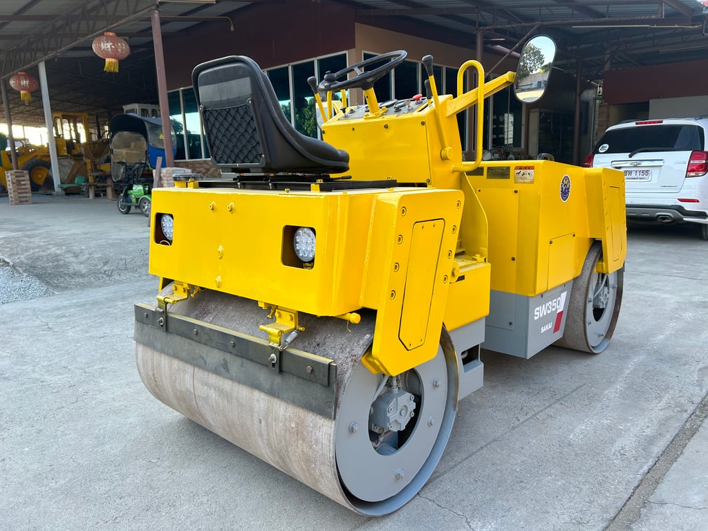 รถบดสั่นสะเทือนล้อเหล็ก SAKAI SW350 หนัก 2.5 ตัน รถเก่านอก ติดต่อ Line jiraroj2909 รถบดสั่นสะเทือนล้อเหล็ก SAKAI SW350 หนัก 2.5 ตัน รถเก่านอก ติดต่อ Line jiraroj2909