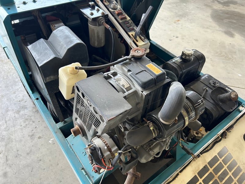 รถกวาดถนนดูดฝุ่น TENNANT 235D เก่านอก ติดต่อ Line  jiraroj2909