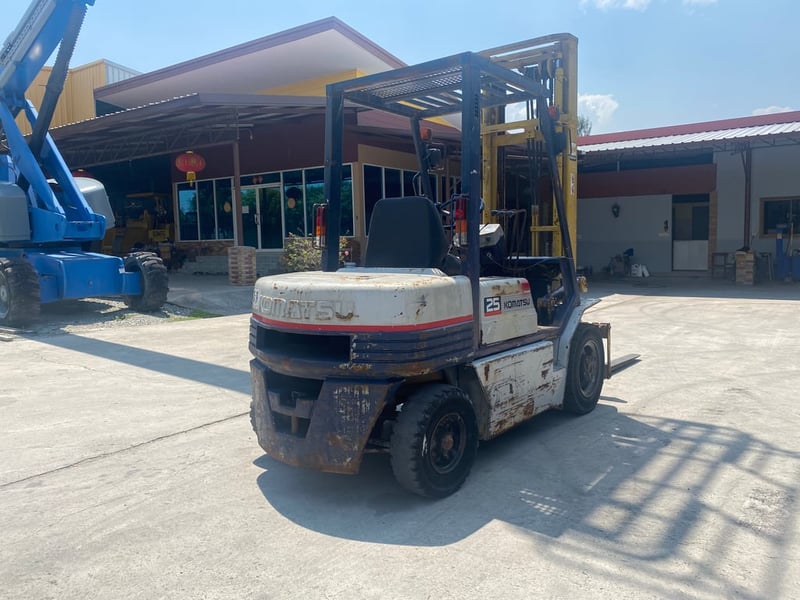 รถฟอร์คลิฟท์ KOMATSU  FD25-11 ยก 2.5 ตัน ยกสูง 4 เมตร งาหมุน    ติดต่อ Line jiraroj2909