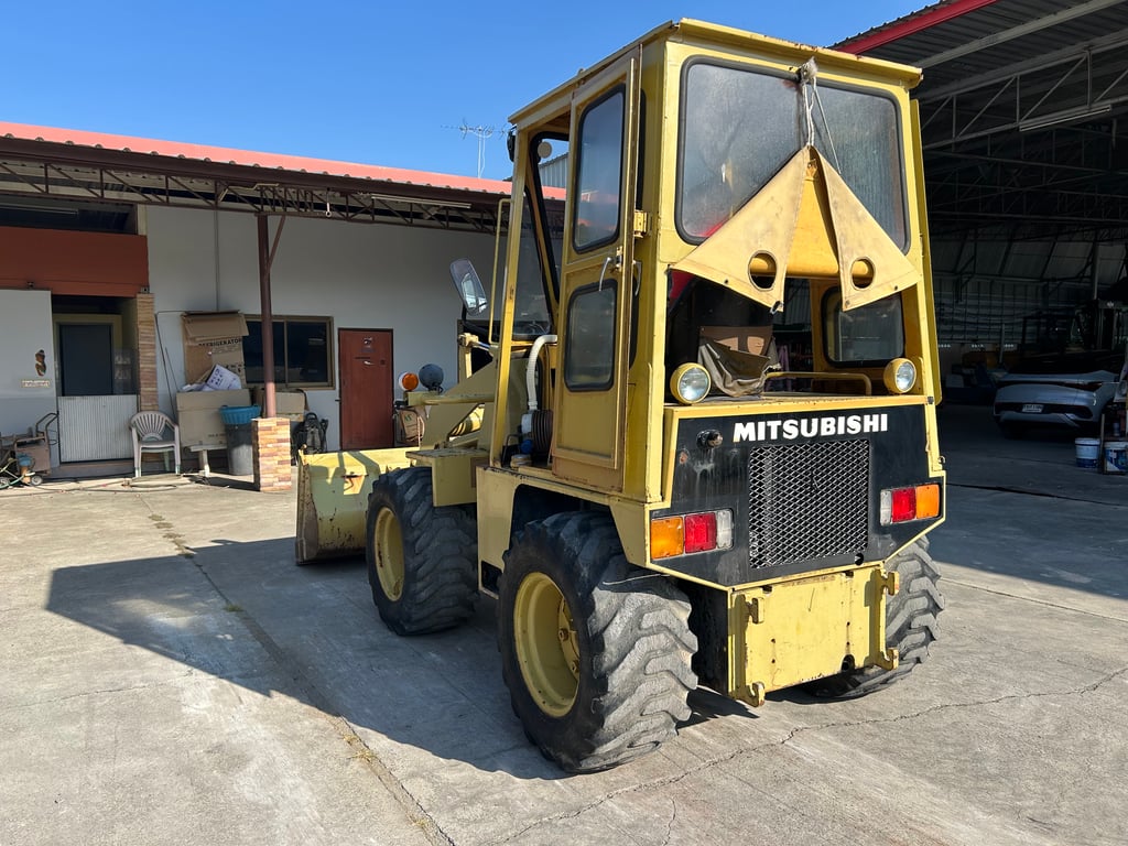 รถตักล้อยาง MITSUBISHI   WS300 บุ้งกี๋ 0.5 คิว ยกสูง 3 เมตร รถเก่านอกนำเข้า  ติดต่อ Line  jiraroj2909
