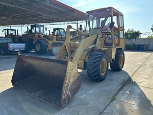 รถตักล้อยาง MITSUBISHI   WS300 บุ้งกี๋ 0.5 คิว ยกสูง 3 เมตร รถเก่านอกนำเข้า  ติดต่อ Line  jiraroj2909