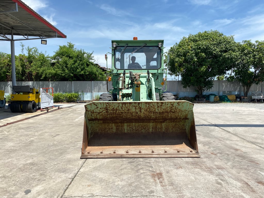 รถตักล้อยาง KOMATSU  JH63-2   บุ้งกี๋ 1.6 คิว  รถเก่านอกนำเข้า    ติดต่อ Line  jiraroj2909