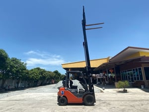 รถฟอร์คลิฟท์ TOYOTA 02-8FG20 ยก 2ตัน  ยกสูง 5.5เมตร ใช้แก๊ส LPG ติดต่อ   Line  jiraroj2909