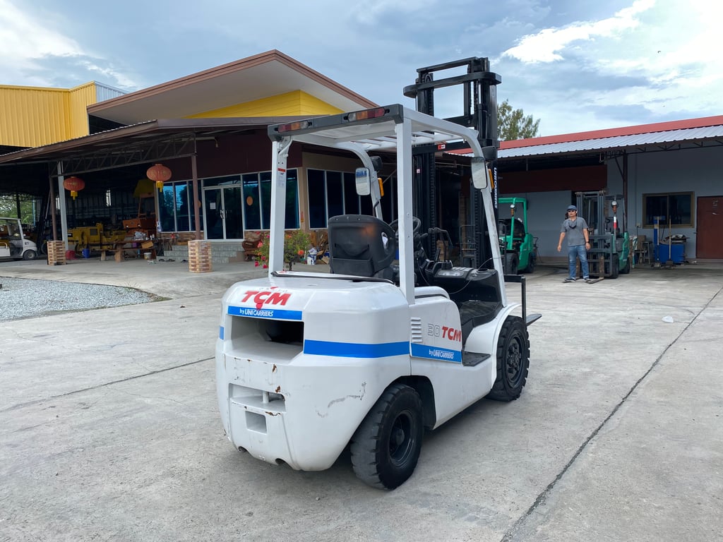 รถฟอร์คลิฟท์ TCM  FD30T3 ยก 3 ตัน ยกสูง 4 เมตร รถเก่านอกนำเข้า ติดต่อ Line jiraroj2909