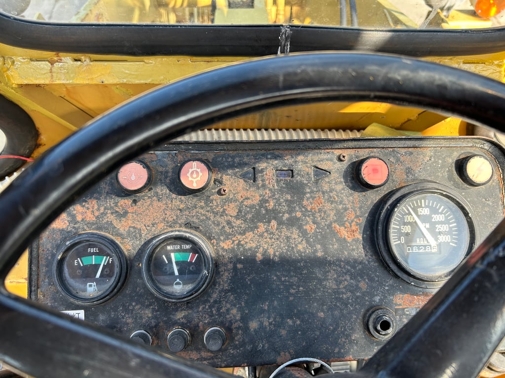 รถตักล้อยาง MITSUBISHI   WS300 บุ้งกี๋ 0.5 คิว ยกสูง 3 เมตร รถเก่านอกนำเข้า  ติดต่อ Line  jiraroj2909