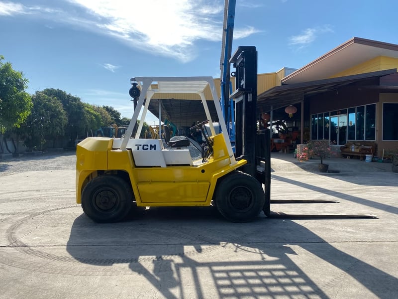 รถฟอร์คลิฟท์ TCM   FD60Z4 ยก 6 ตัน เสาสูง 4 ม. เกียร์ธรรมดา ติดต่อ Line jiraroj2909
