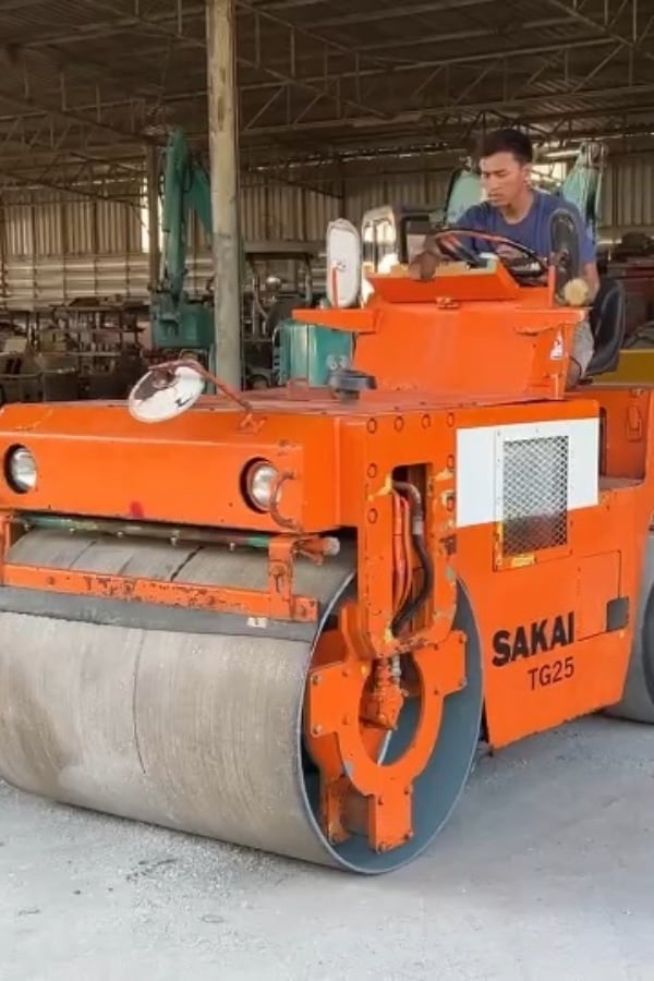 รถบดล้อหน้าเหล็กล้อหลังยาง SAKAI  TG25  ขนาด 2.5 ตัน  รถเก่านอกนำเข้า  ติดต่อ Line  jiraroj2909