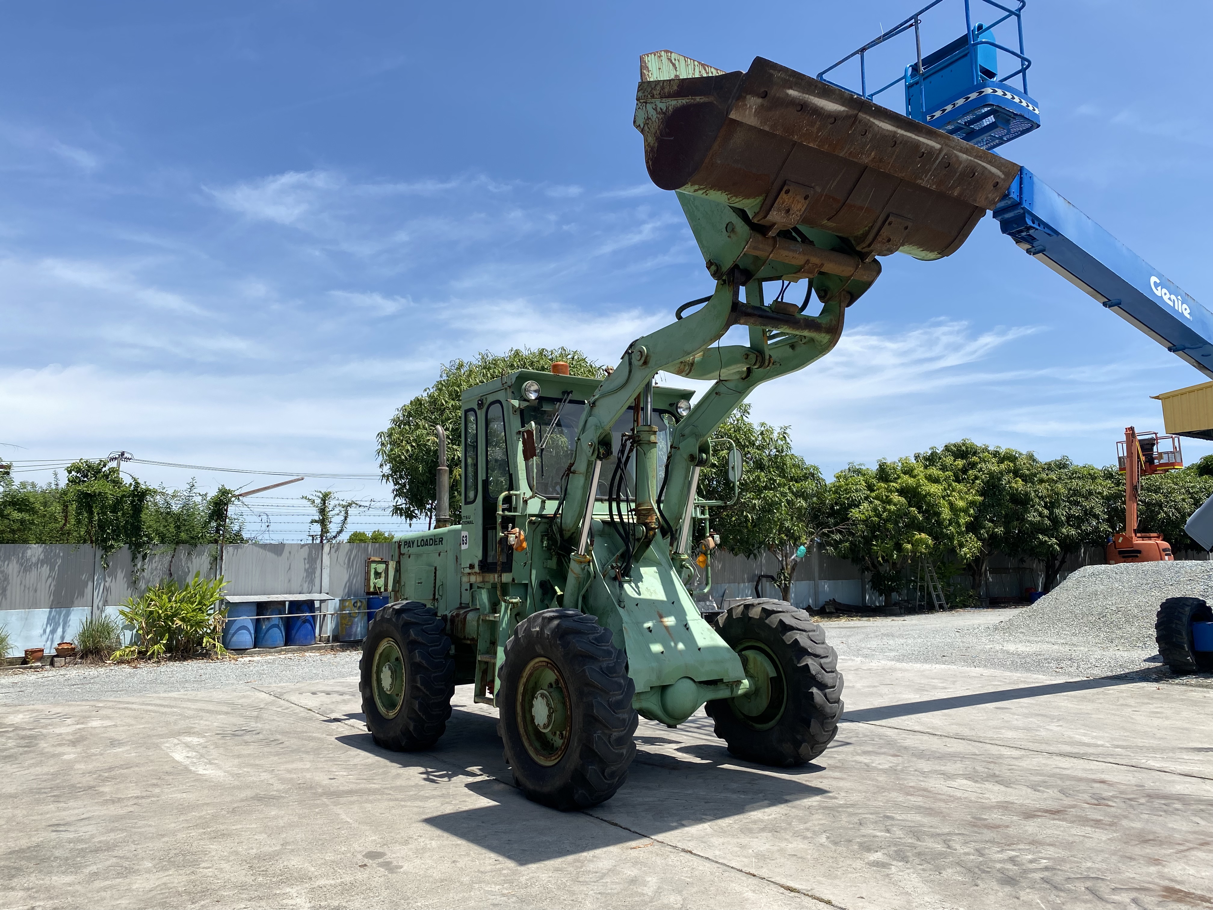 รถตักล้อยาง KOMATSU  JH63-2   บุ้งกี๋ 1.6 คิว  รถเก่านอกนำเข้า    ติดต่อ Line  jiraroj2909