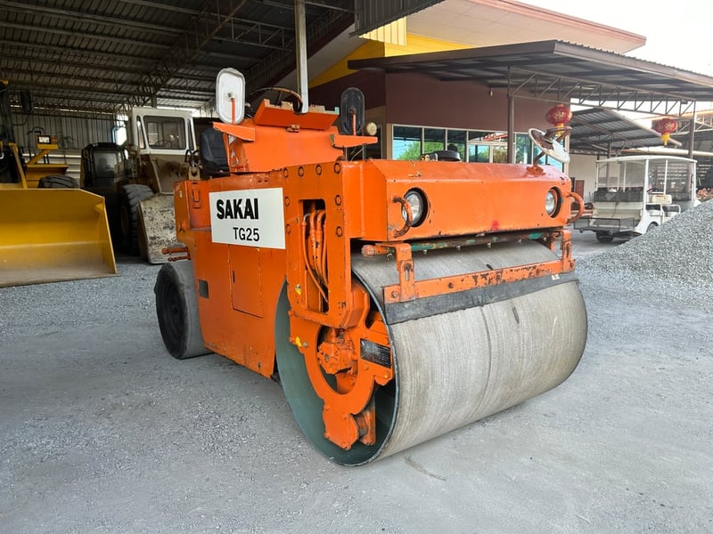 รถบดล้อหน้าเหล็กล้อหลังยาง SAKAI  TG25  ขนาด 2.5 ตัน  รถเก่านอกนำเข้า  ติดต่อ Line  jiraroj2909
