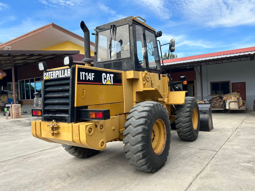 รถตักล้อยาง CAT IT14F บุ้งกี๋ 1.4 คิว ยกสูง 3.6 ม. คอนโทรลเดี่ยว รถเก่านอกนำเข้า ติดต่อ Line jiraroj2909
