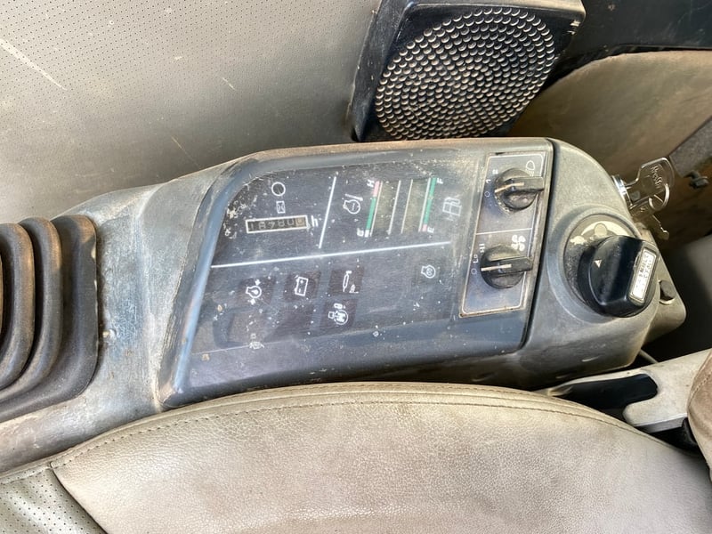 รถแบคโฮ KOMATSU PC60-7 ขนาด 6ตัน มีหัวกระแทกและบุ้งกี๋ ติดต่อ Line: jiraroj2909 รถแบคโฮ KOMATSU PC60-7 ขนาด 6ตัน มีหัวกระแทกและบุ้งกี๋ ติดต่อ Line: jiraroj2909