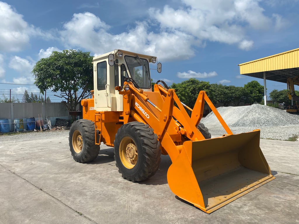 รถตักล้อยาง KOBELCO  LK300 บุ้งกี๋ 1.5 คิว  รถเก่านอกนำเข้า   ติดต่อ Line jiraroj2909