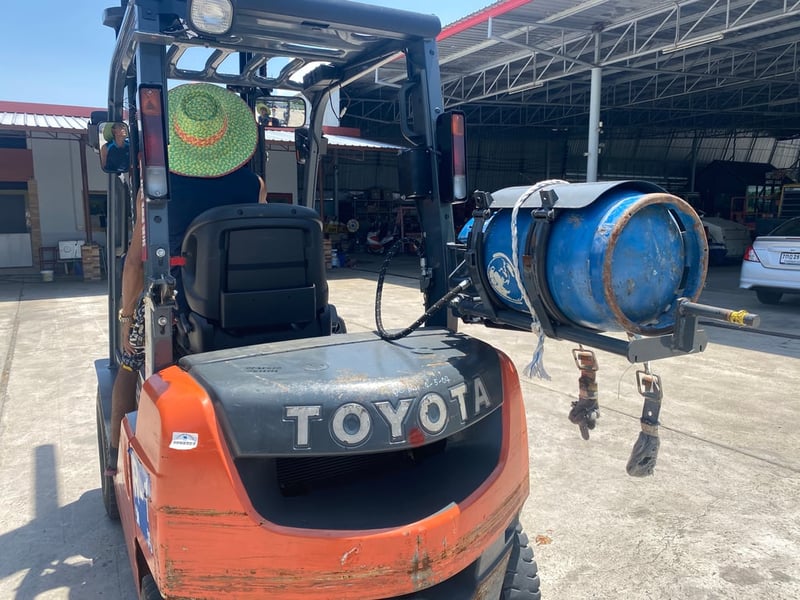 รถฟอร์คลิฟท์ TOYOTA 02-8FG20 ยก 2ตัน  ยกสูง 5.5เมตร ใช้แก๊ส LPG ติดต่อ   Line  jiraroj2909