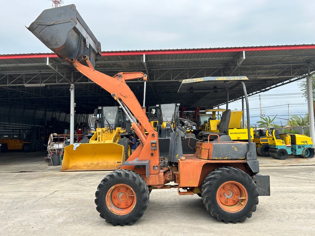 รถตักล้อยาง MITSUBISHI WS300A บุ้งกี๋ 0.5 คิว  รถเก่านอกนำเข้า ติดต่อ Line jiraroj2909