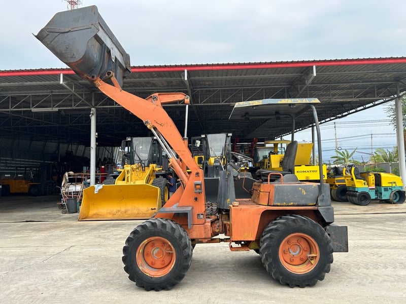 รถตักล้อยาง MITSUBISHI WS300A บุ้งกี๋ 0.5 คิว  รถเก่านอกนำเข้า ติดต่อ Line jiraroj2909