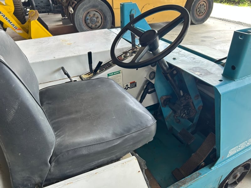 รถกวาดถนนดูดฝุ่น TENNANT 235D รถเก่านอก ติดต่อ Line  jiraroj2909