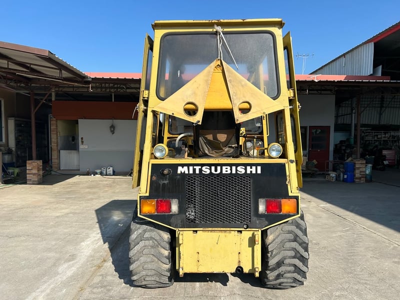 รถตักล้อยาง MITSUBISHI   WS300 บุ้งกี๋ 0.5 คิว ยกสูง 3 เมตร รถเก่านอกนำเข้า  ติดต่อ Line  jiraroj2909
