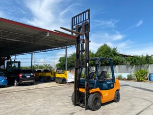 รถฟอร์คลิฟท์  TOYOTA  7FD25 ยก 2.5 ตัน เสาสูง 3 เมตร รถเก่านอก   ติดต่อ Line jiraroj2909