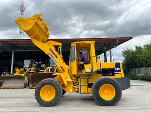รถตักล้อยาง KOMATSU  WA180 บุ้งกี๋ 1.6 คิว ยกสูง 3.3 ม. รถเก่านอกนำเข้า ติดต่อ Line jiraroj2909