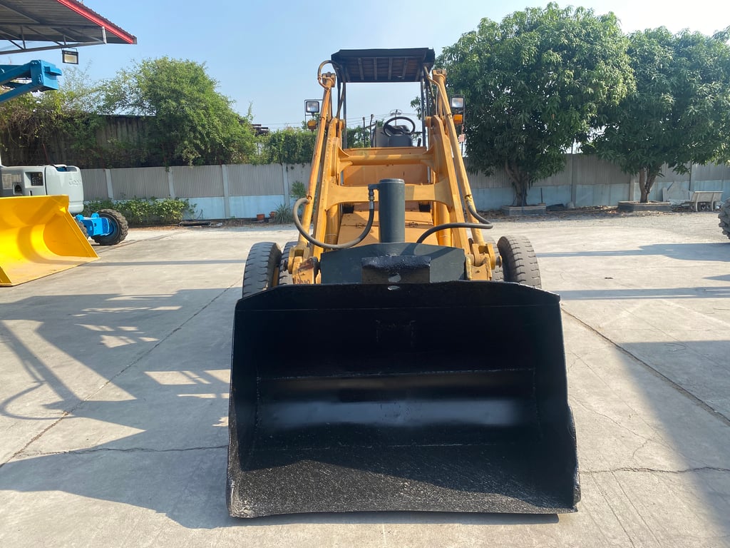 รถตักล้อยาง TCM  SD25  แขนยกสูง 4.4 เมตร รถเก่านอกนำเข้า ติดต่อ  Line jiraroj2909