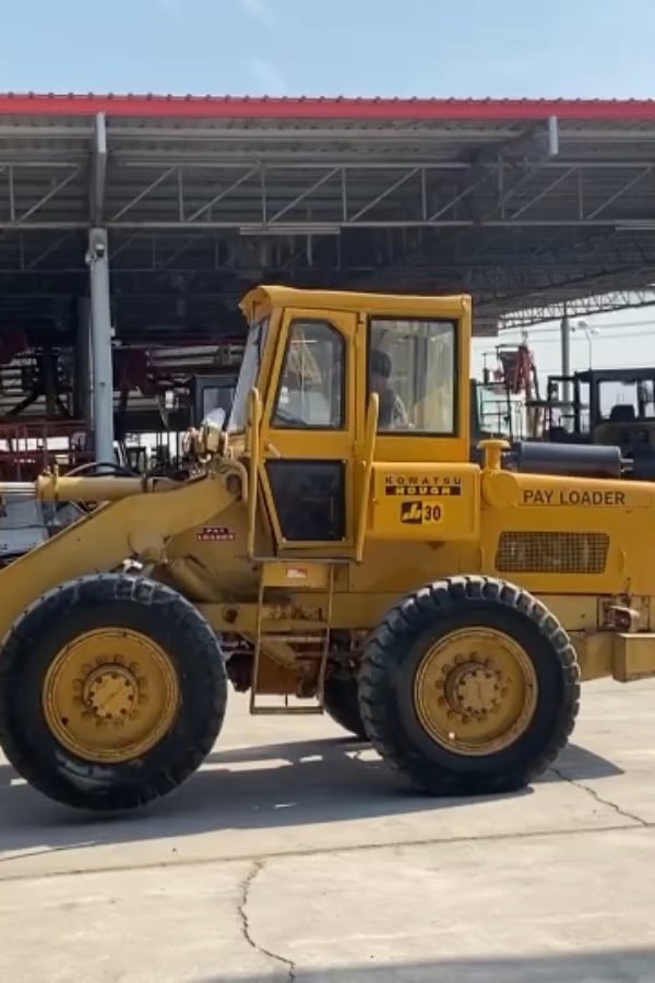 รถตักล้อยาง KOMATSU  JH30B บุ้งกี๋ 1คิว   รถเก่านอกนำเข้า ติดต่อ Line jiraroj2909