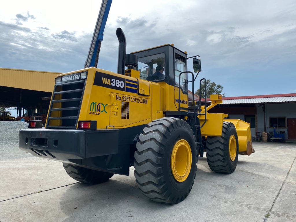 รถตักล้อยาง KOMATSU  WA380-3 บุ้งกี๋ 3 คิว ยกสูง 3.9 ม. รถเก่านอกนำเข้า ติดต่อ Line jiraroj2909