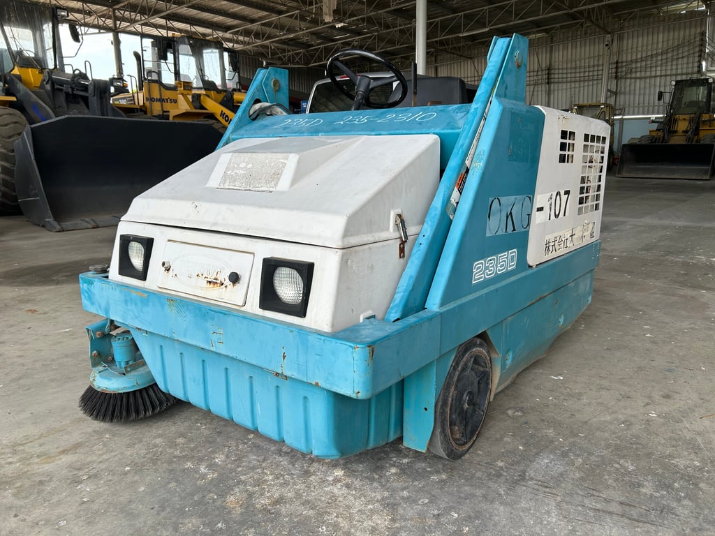 รถกวาดถนนดูดฝุ่น TENNANT 235D เก่านอก ติดต่อ Line  jiraroj2909