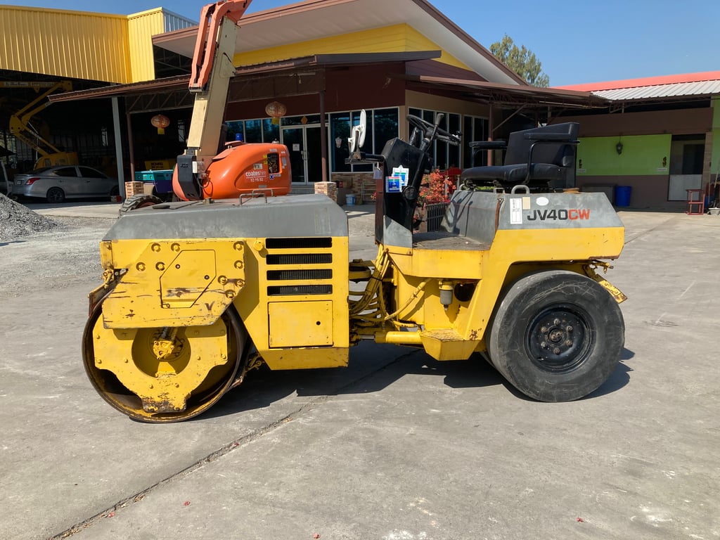 รถบดล้อหน้าเหล็กล้อหลังยาง KOMATSU  JV40CW-2  ขนาด 4 ตัน  รถเก่านอกนำเข้า  ติดต่อ Line  jiraroj2909
