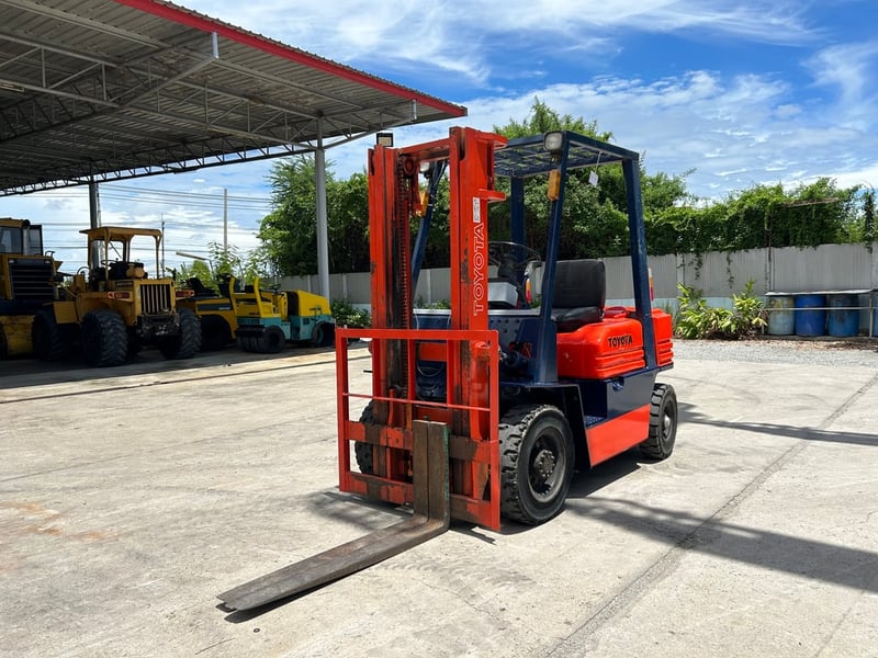 รถฟอร์คลิฟท์  TOYOTA 5FD25  ยก 2.5 ตัน ยกสูง 3เมตร รถเก่านอกนำเข้า ติดต่อ Line jiraroj2909