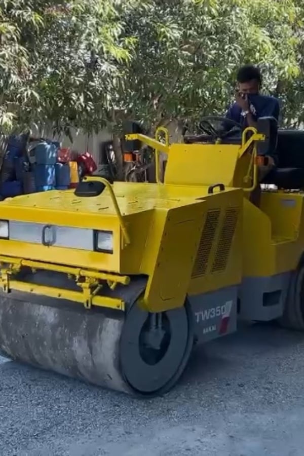 รถบดล้อหน้าเหล็กล้อหลังยาง SAKAI  TW350 ขนาด 2.5 ตัน รถเก่านอกนำเข้า  ติดต่อ   Line  jiraroj2909