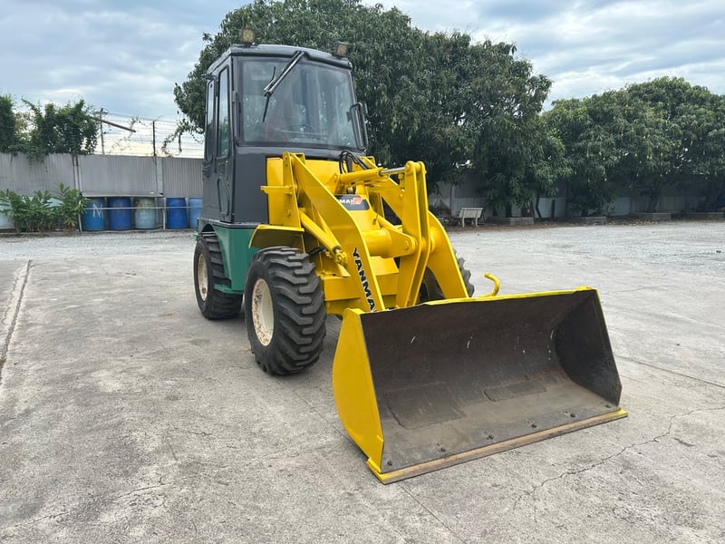 รถตักล้อยาง YANMAR V3-2 บุ้งกี๋ 0.4 คิว  รถเก่านอกนำเข้า ติดต่อ Line jiraroj2909