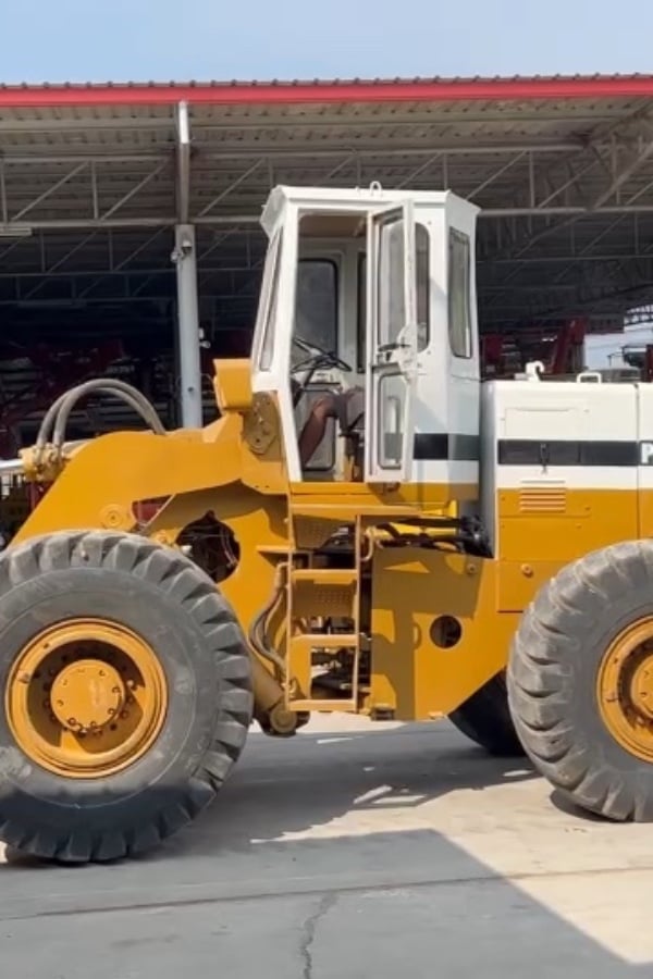 รถตักล้อยาง KOMATSU  530 เทียบเท่า WA300 บุ้งกี๋ 2.3 คิว ยกสูง 3.6 ม. รถเก่านอกนำเข้า ติดต่อ Line jiraroj2909