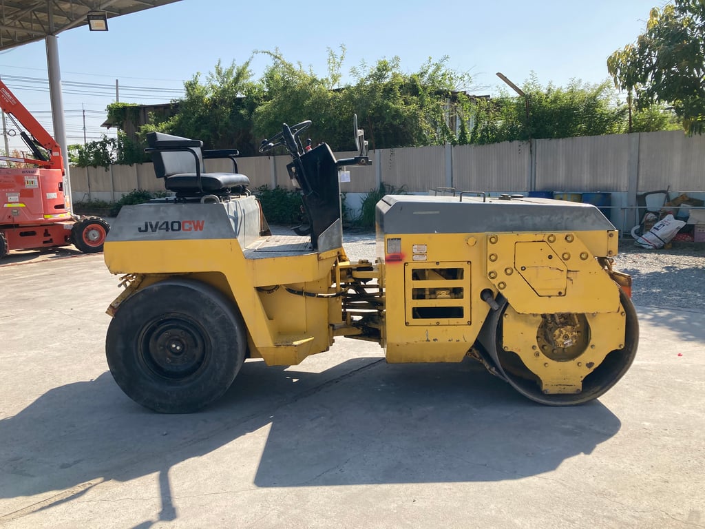 รถบดล้อหน้าเหล็กล้อหลังยาง KOMATSU  JV40CW-2  ขนาด 4 ตัน  รถเก่านอกนำเข้า  ติดต่อ Line  jiraroj2909