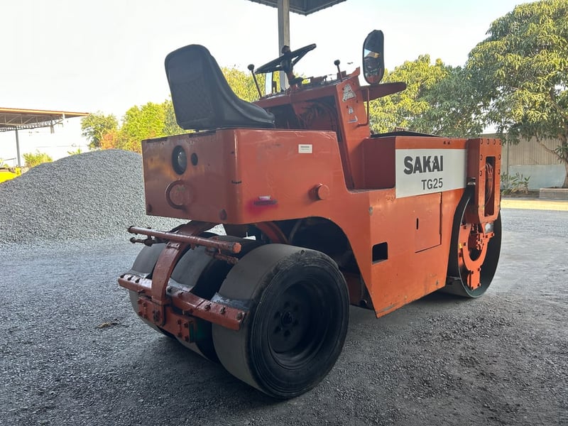 รถบดล้อหน้าเหล็กล้อหลังยาง SAKAI TG25 ขนาด 2.5 ตัน รถเก่านอกนำเข้า ติดต่อ Line jiraroj2909 รถบดล้อหน้าเหล็กล้อหลังยาง SAKAI TG25 ขนาด 2.5 ตัน รถเก่านอกนำเข้า ติดต่อ Line jiraroj2909