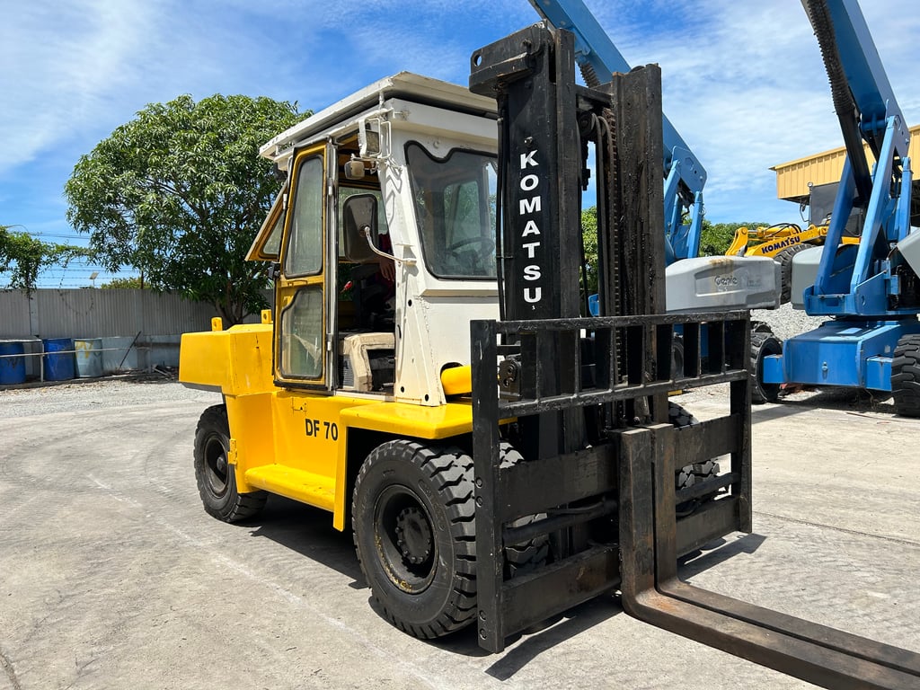 รถฟอร์คลิฟท์ KOMATSU DF70 ขนาด7ตัน ยกสูง3เมตร งาสไลด์ ติดต่อ Line jiraroj2909