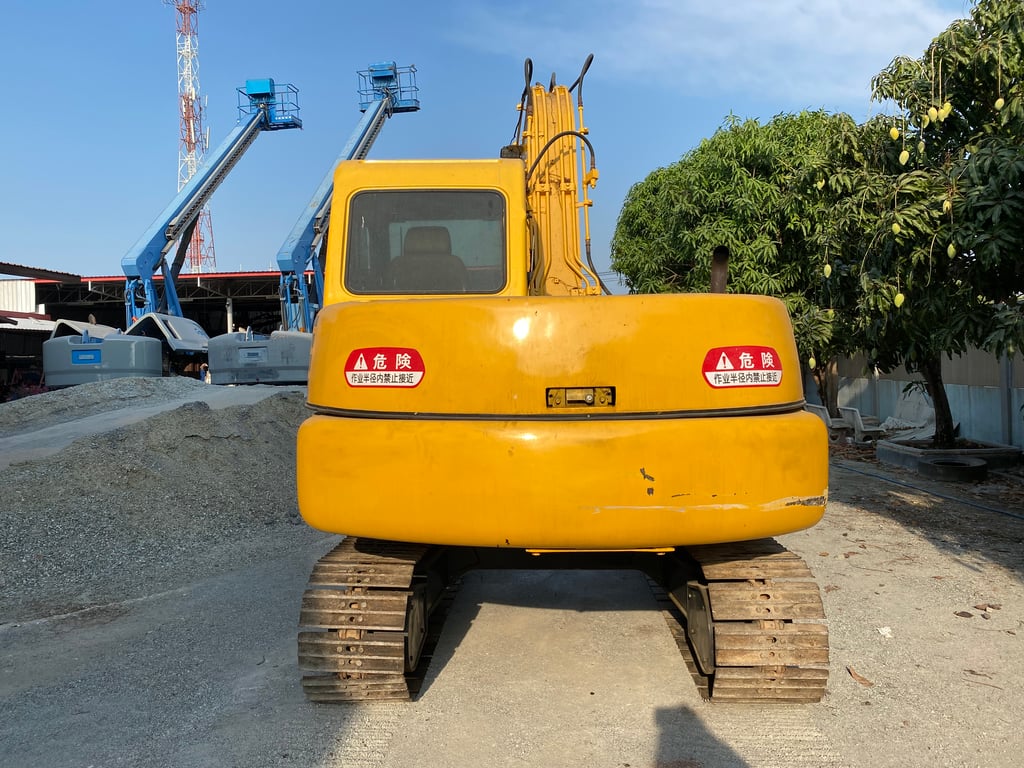 รถแบคโฮ KOMATSU PC60-7 ขนาด 6ตัน มีหัวกระแทกและบุ้งกี๋ ติดต่อ Line: jiraroj2909