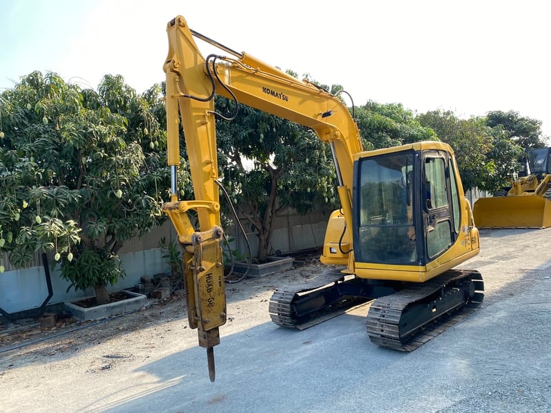 รถแบคโฮ KOMATSU PC60-7 ขนาด 6 ตัน มีหัวกระแทกและบุ้งกี๋ ติดต่อ Line  jiraroj2909