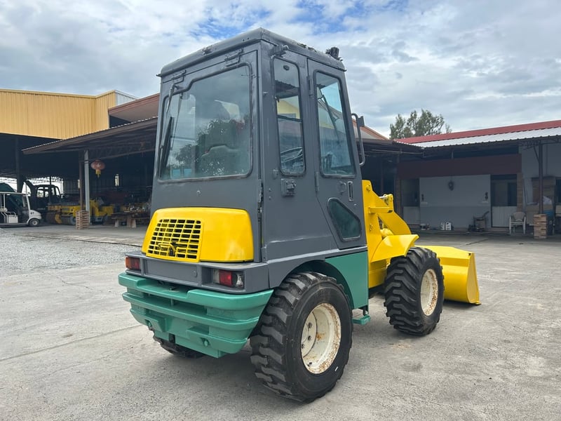 รถตักล้อยาง YANMAR V3-2 บุ้งกี๋ 0.4 คิว  รถเก่านอกนำเข้า ติดต่อ Line jiraroj2909