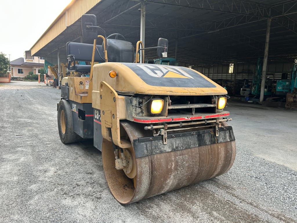 รถบดล้อหน้าเหล็กล้อหลังยาง CAT CB-335D ขนาด 4 ตัน รถเก่านอกนำเข้า ติดต่อ Line jiraroj2909 รถบดล้อหน้าเหล็กล้อหลังยาง CAT CB-335D ขนาด 4 ตัน รถเก่านอกนำเข้า ติดต่อ Line jiraroj2909