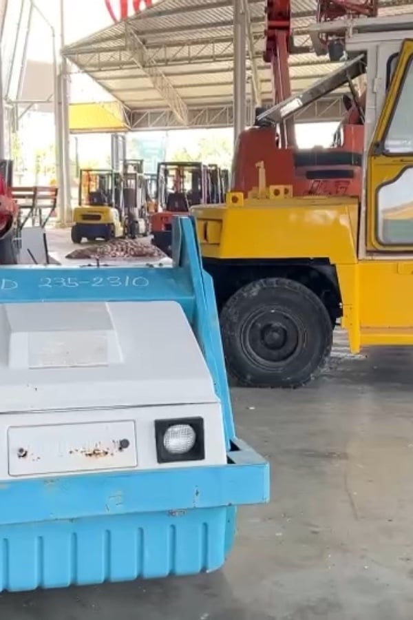 รถกวาดถนนดูดฝุ่น TENNANT 235D รถเก่านอก ติดต่อ Line  jiraroj2909