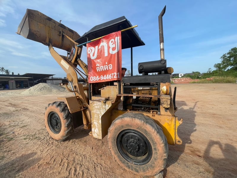 ขายรถตักมือสองสภาพดี ด่วน! (โทร: 086-944-6721)